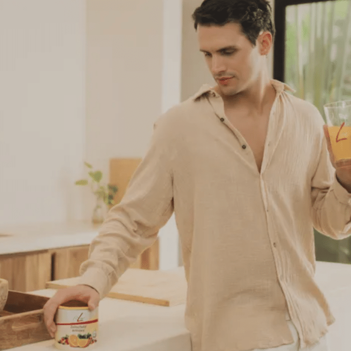persona de más de 40 años alimentándose bien con productos fitline, para saber cómo apoyar al sistema inmunológico