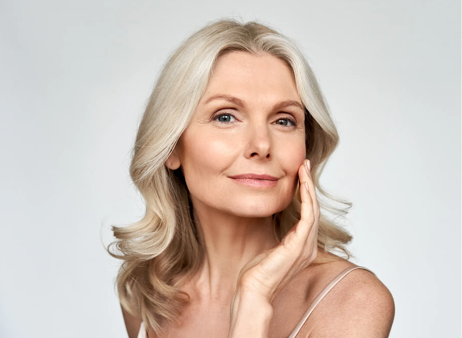 Belleza desde dentro: nutrición para piel y cabello. Mujer con más de 40 años mostrando los cuidados y nutrición para la piel saludable