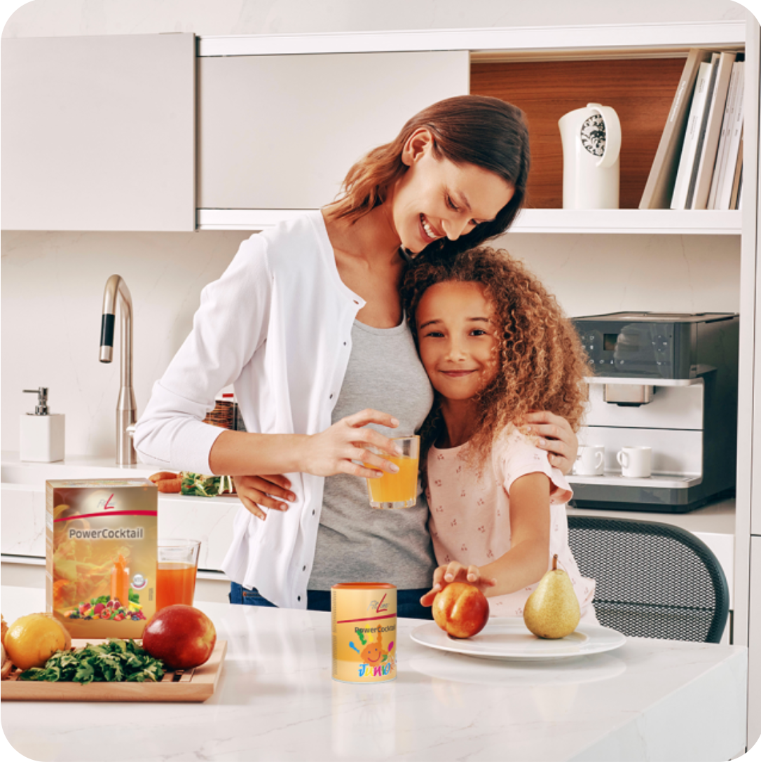 mamá e hija disfrutando de los productos de fitline y nutrición celular